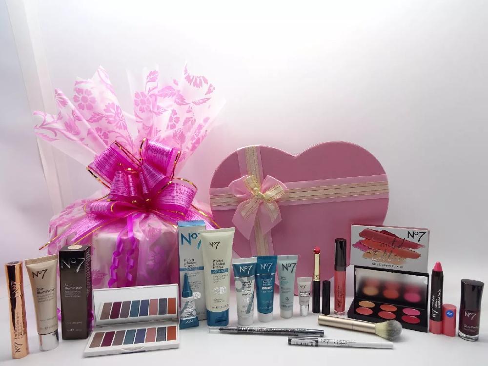 globe trotter No7 The Limited Edition Skincare & Make Up Gift Box Gift Hamper 16pc Bundle