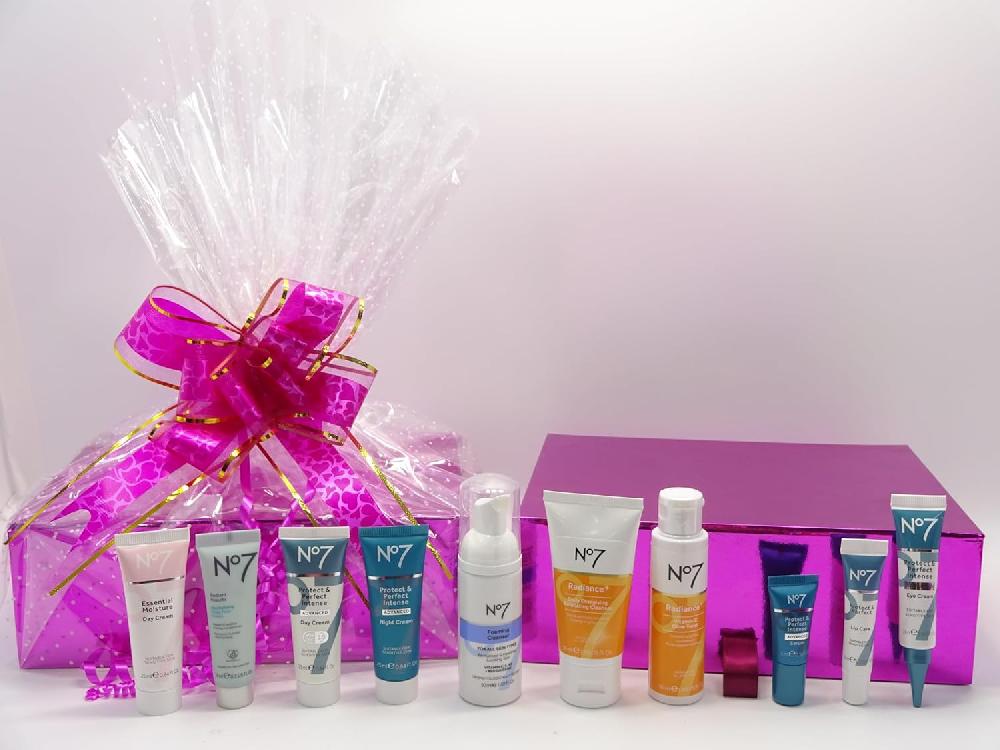 globe trotter No7 The Perfect Skincare Collection Gift Set Hamper – Luxury Skincare for Her Ideal for Birthdays & Festive Occasions