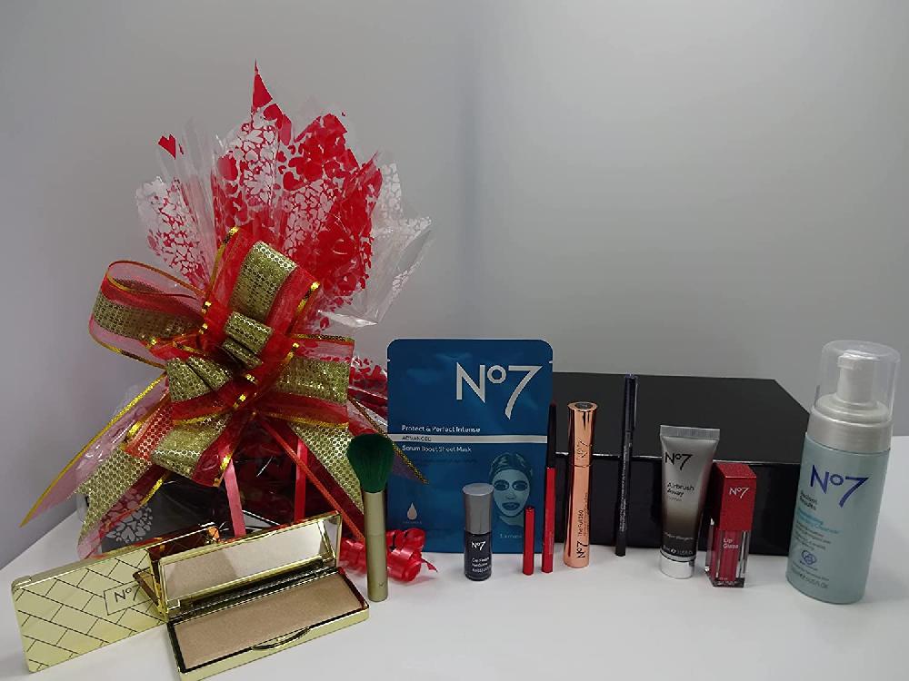 globe trotter No7 The Ultimate Beauty Collection Gift Set Gift Hamper