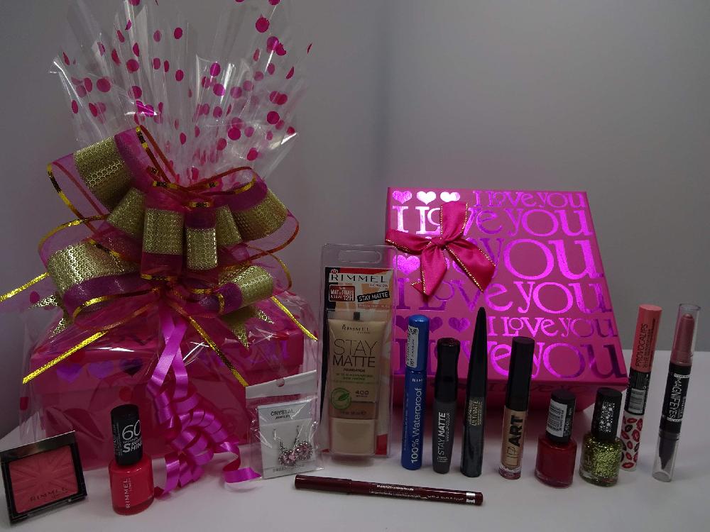 globe trotter Rimmel London 12pc Make Up Gift Hamper + Crystal Earrings