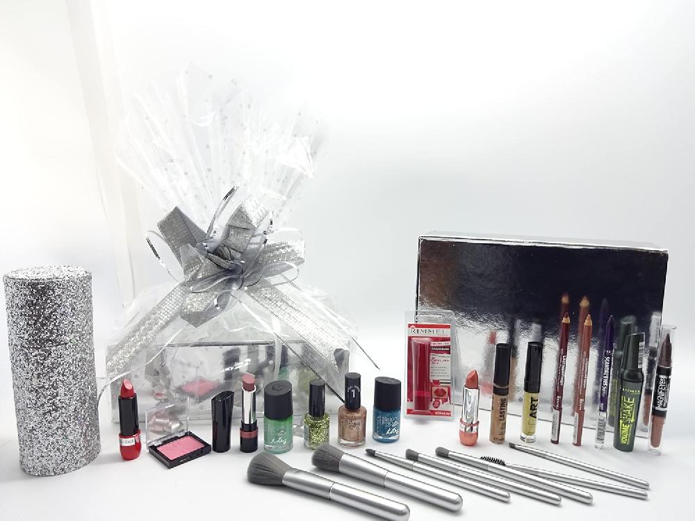globe trotter Rimmel London Beauty Gift Box Hamper - Makeup Collection Bundle + Kabuki Brush Set with Stand