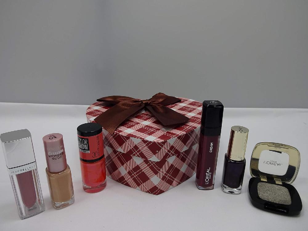 globe trotter Valentines Beauty Bundle Make Up Kit For Women 6 Piece Bundle Set In Gift Box