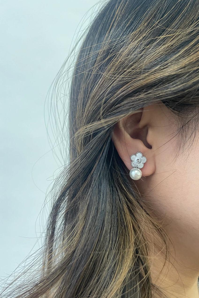 goddiva Clover Earrings With Pearl In Silver by SVNX