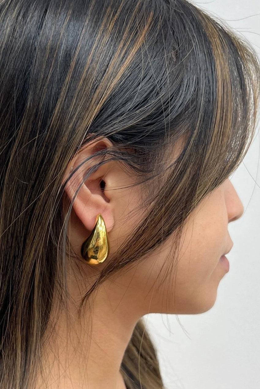 goddiva Chunky Waterdrop Earrings In Gold by SVNX