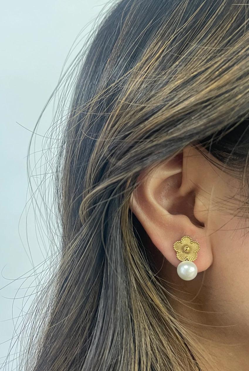 goddiva Clover Pearl Earrings In Gold by SVNX