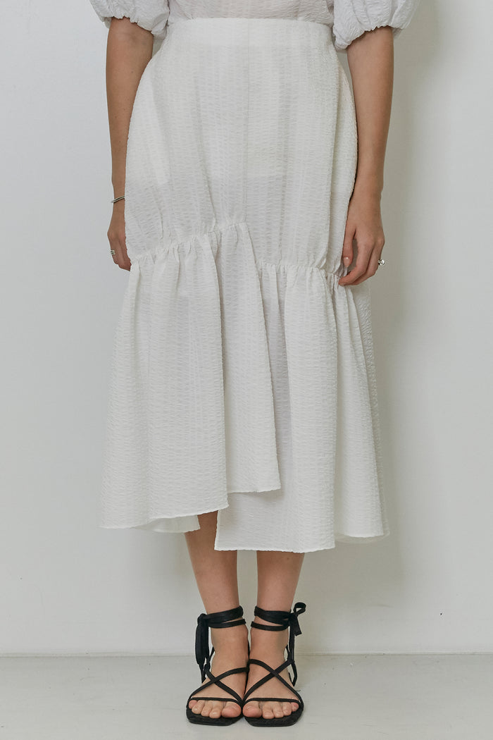Goen.j Asymmetric Flared Gathered Seersucker Skirt IVORY