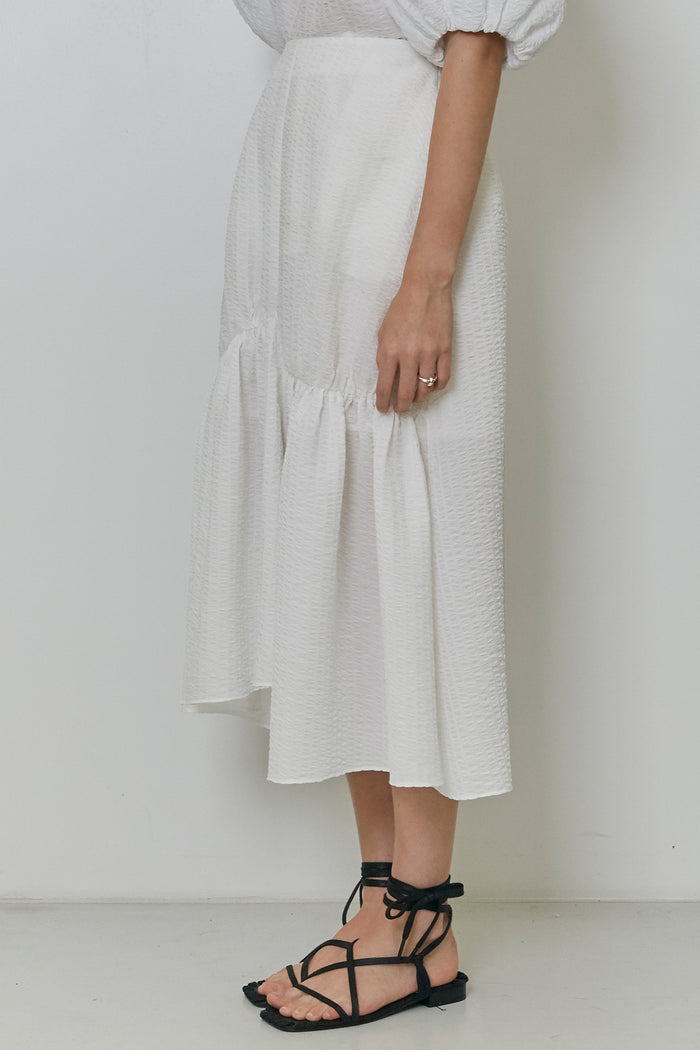 Goen.j Asymmetric Flared Gathered Seersucker Skirt IVORY