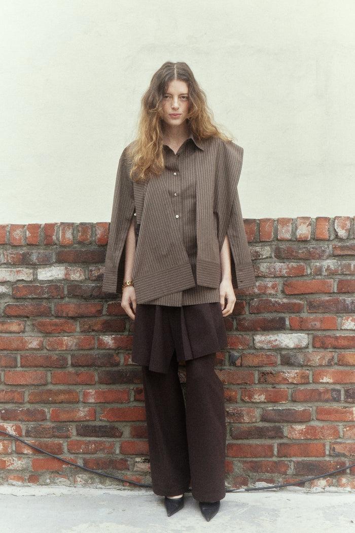 goen.j Asymmetric pleats detailed straight pants BROWN