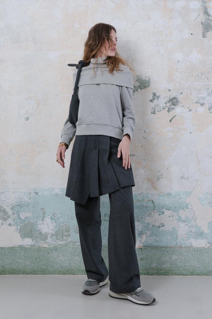 goen.j Asymmetric pleats detailed straight pants CHARCOAL