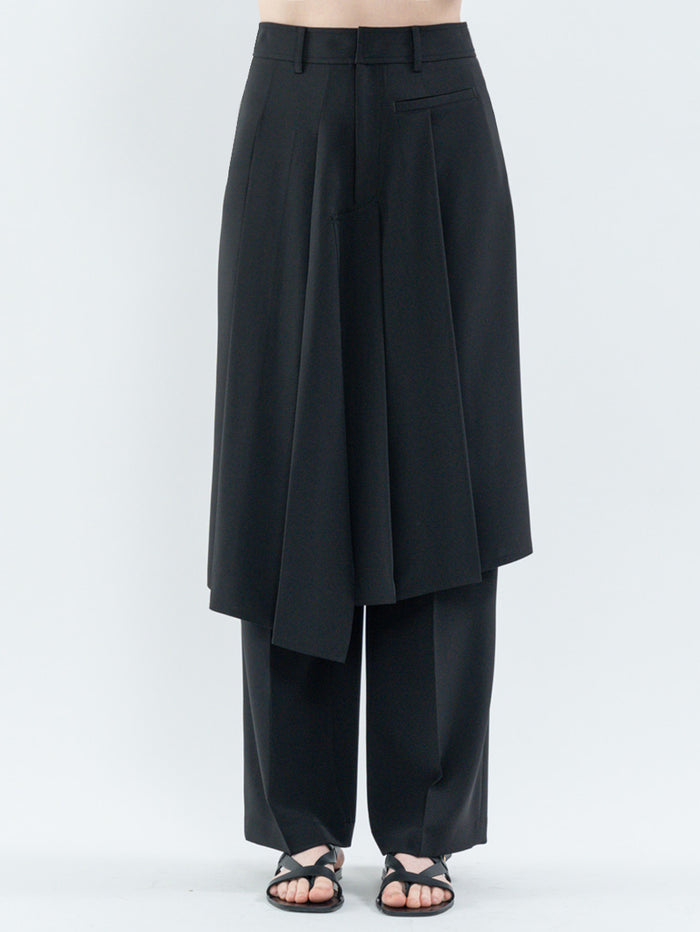 Goen.j Asymmetrically Pleated Straight-Leg Shorts BLACK