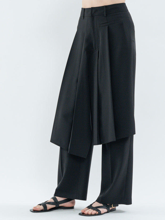 Goen.j Asymmetrically Pleated Straight-Leg Shorts BLACK