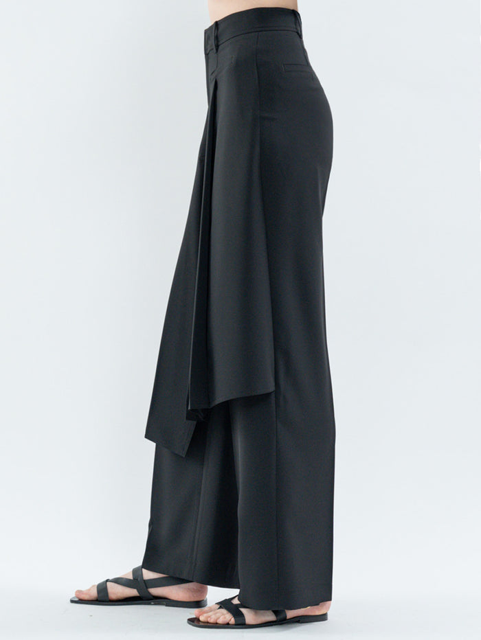 Goen.j Asymmetrically Pleated Straight-Leg Shorts BLACK