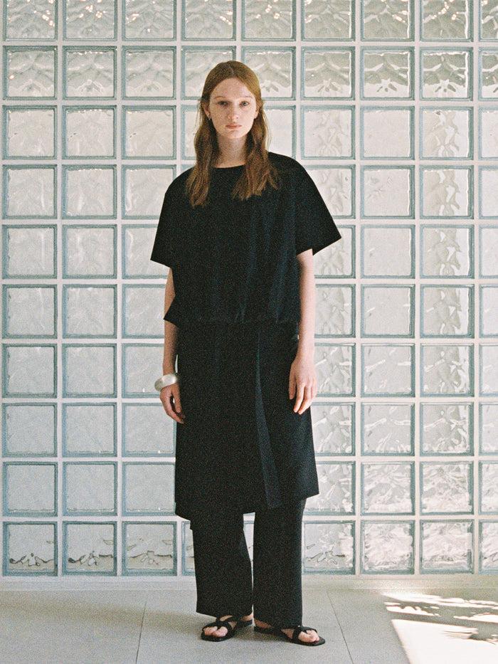 goen.j Asymmetrically Pleated Straight-Leg Shorts BLACK