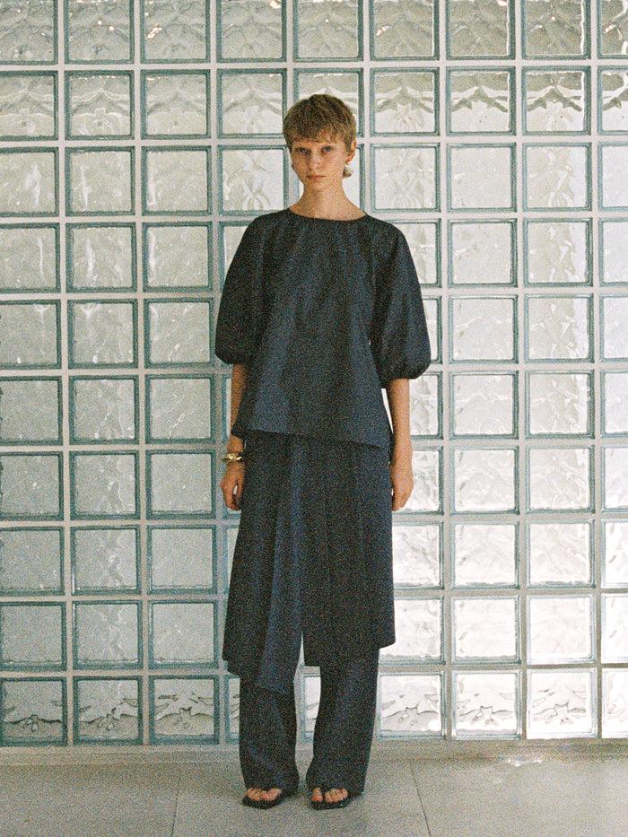 goen.j Asymmetrically Pleated Straight-Leg Shorts CHARCOAL