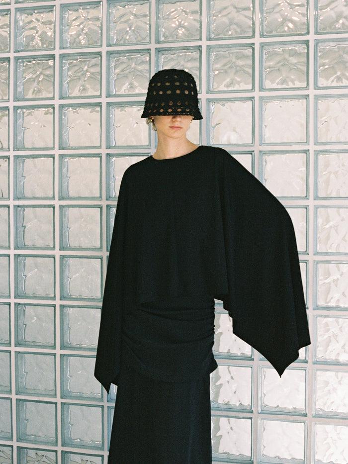 goen.j Draped Cape Sleeveless Top BLACK