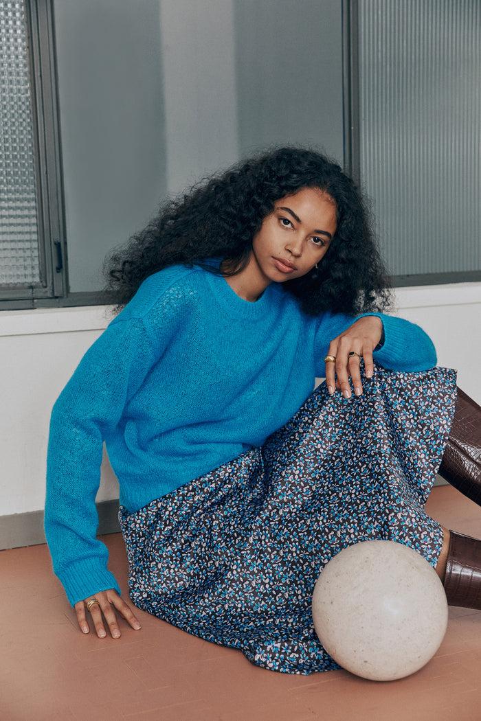 Goen.j Lightweight Round Neck Sweater BLUE