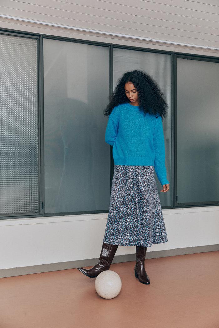 goen.j Lightweight round neck sweater BLUE