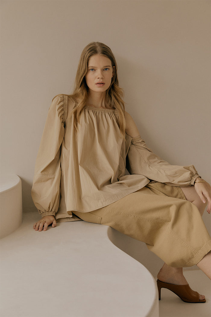 goen.j Off-the-shoulder puffed sleeves top BEIGE