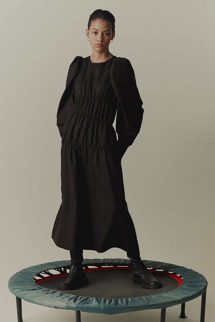 goen.j Ruched puffed-sleeve midi dress DARK BROWN