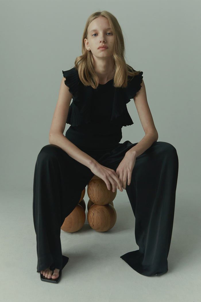 Goen.j Ruffled Sleeves Ribbed Top BLACK