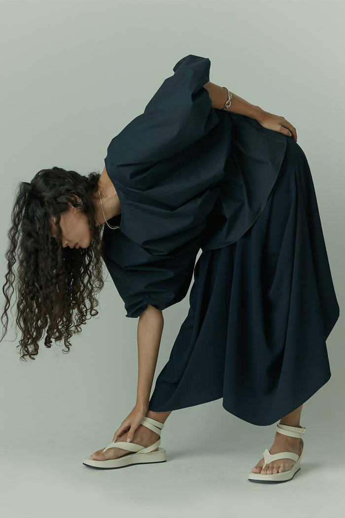 goen.j Structured draping crepe midi skirt NAVY