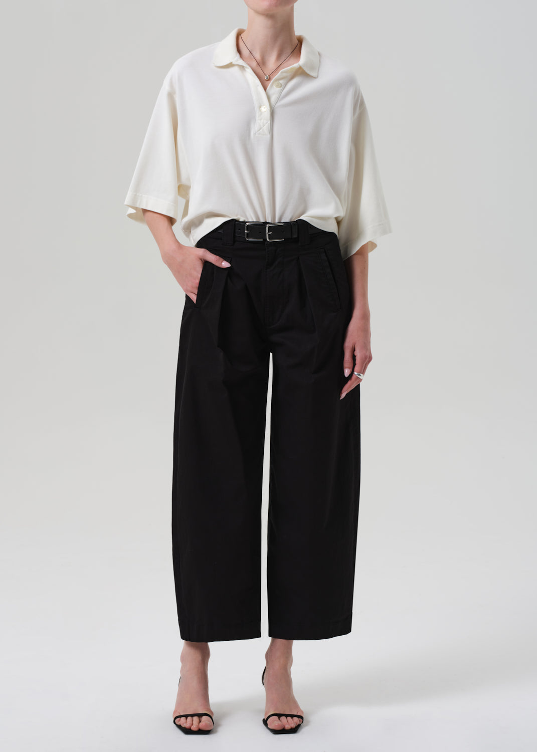 gold sign Cara Cropped Pleated Trouser In Black