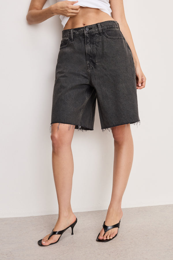 Good American GOOD EXTREME BARREL SHORTS