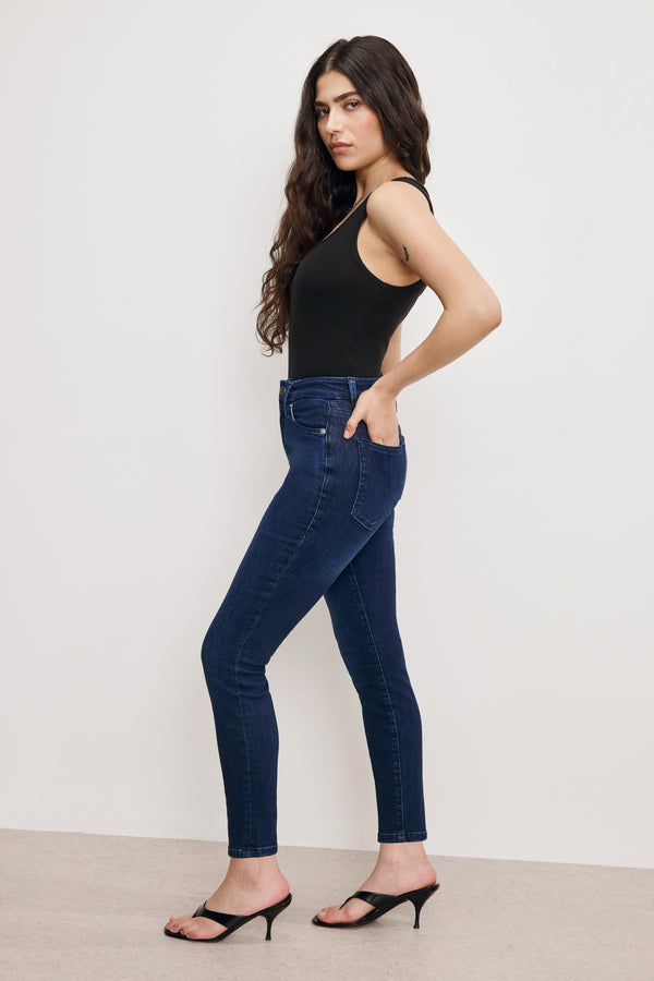 Good American GOOD PETITE SKINNY JEANS