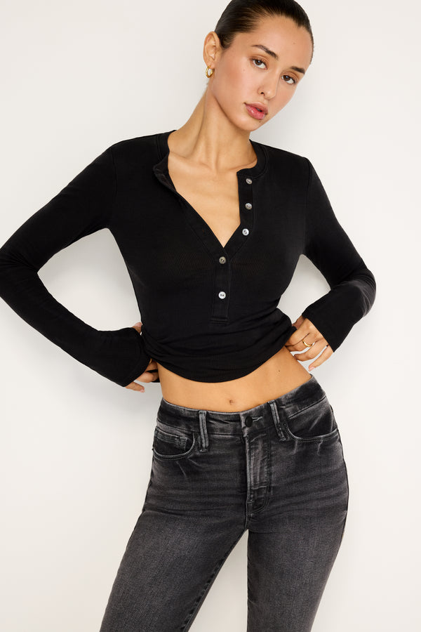 Good American JEANIUS FITTED HENLEY