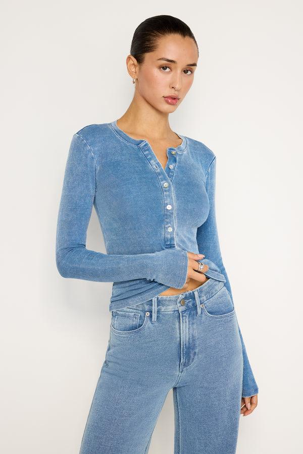 Good American JEANIUS FITTED HENLEY