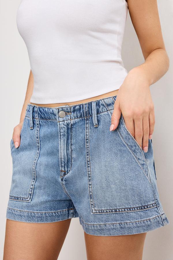 Good American LITE LINEN DENIM SHORTS