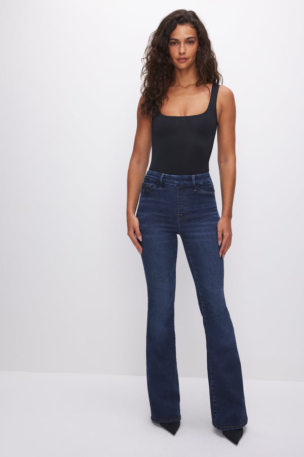 Good American POWER STRETCH PULL-ON FLARE JEANS