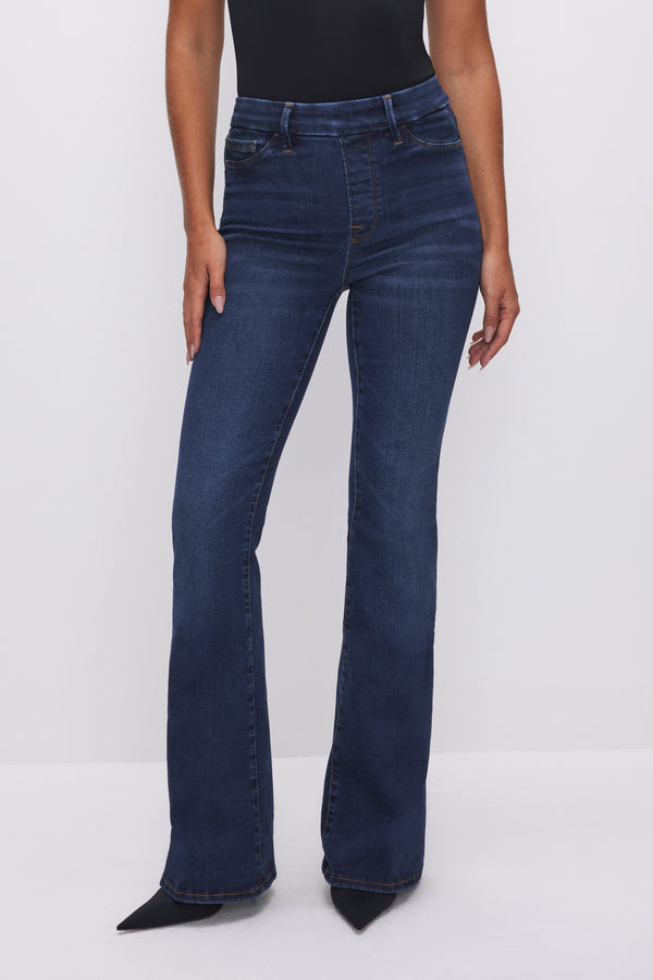 Good American POWER STRETCH PULL-ON FLARE JEANS