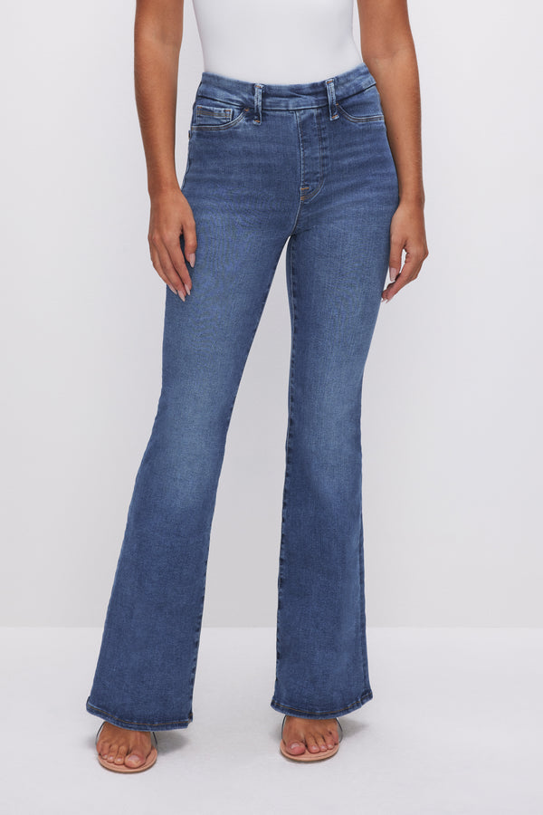 Good American POWER STRETCH PULL-ON FLARE JEANS