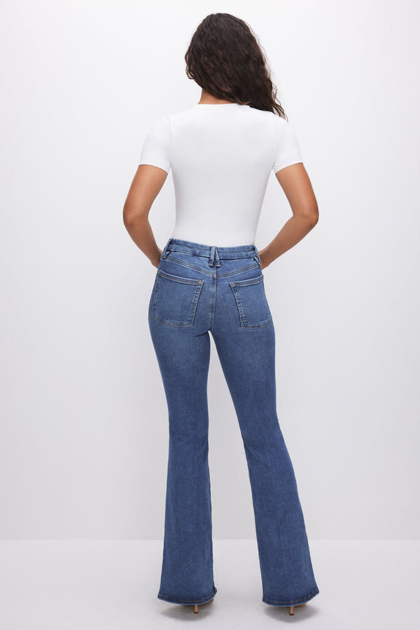 Good American POWER STRETCH PULL-ON FLARE JEANS