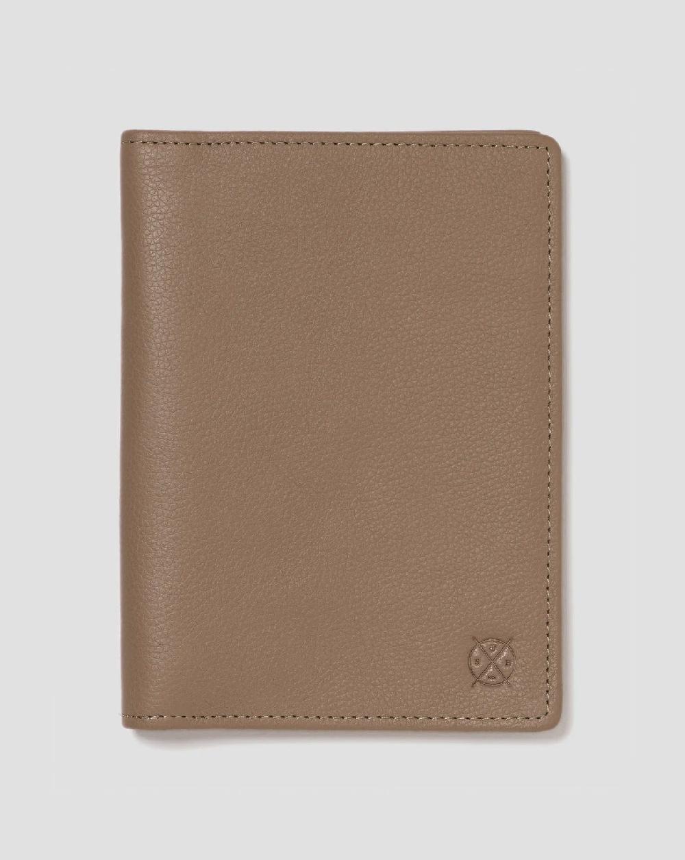 good thing Stitch & Hide Atlas Passport Holder - Oak
