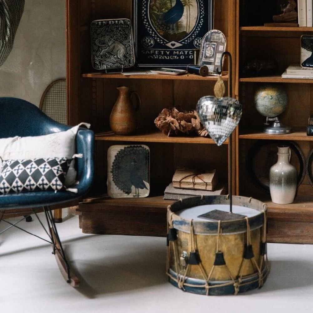 Greige Glorifier Stand For Faceted Mirror Star Or Heart Ornaments - Boncoeurs