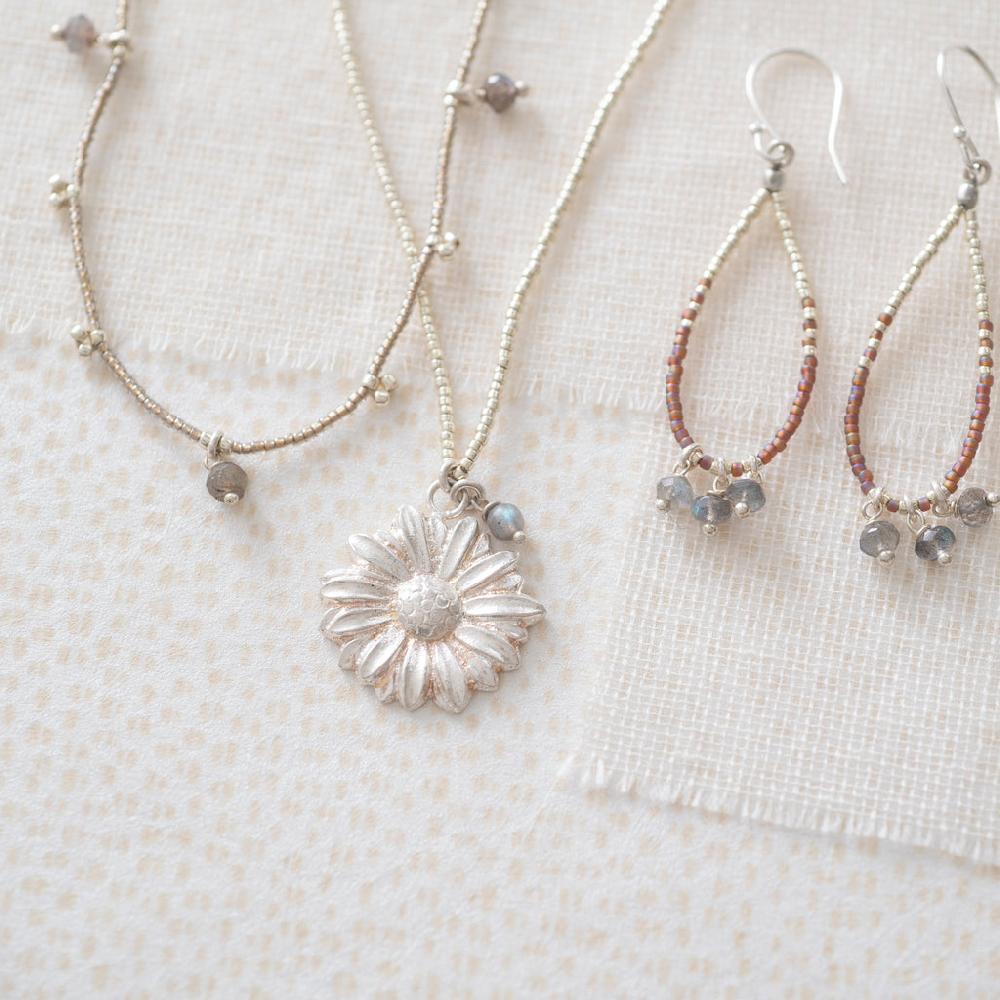 Greige Paradise Labradorite Daisy Silver Necklace - A Beautiful Story