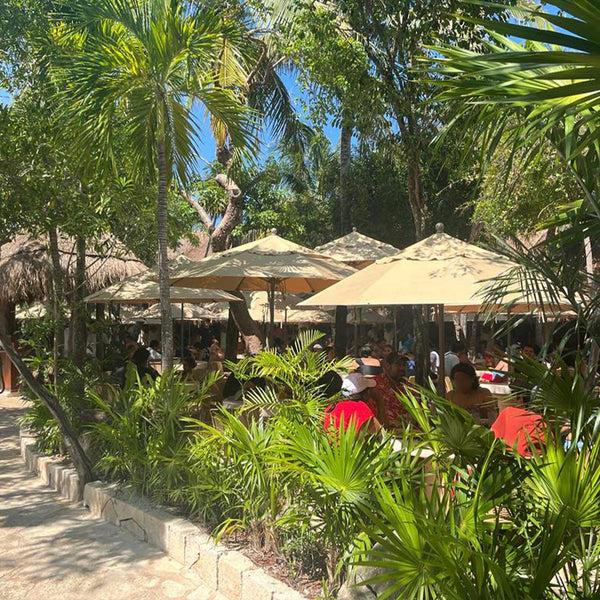 Grosfillex Windmaster 9' Round Umbrella