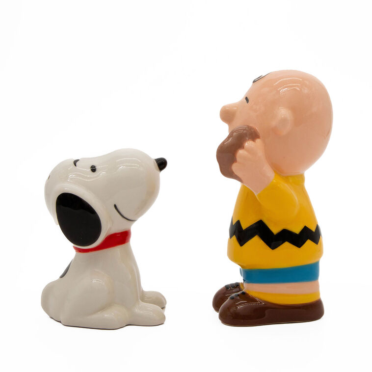 Hallmark R Squared Peanuts Snoopy And Charlie Brown Salt And Pepper Shakers
