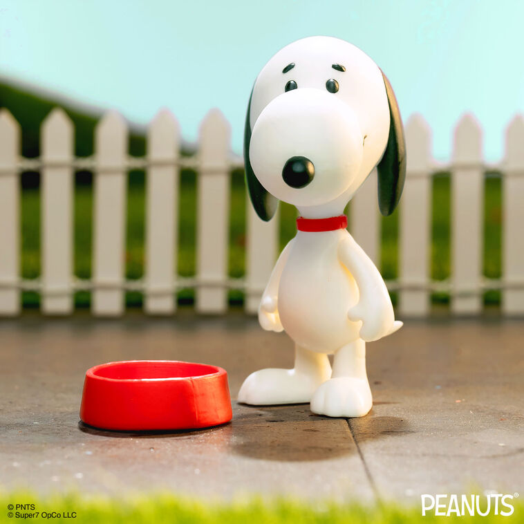 Hallmark Super7 Peanuts Snoopy Wave 7 ReAction Figure