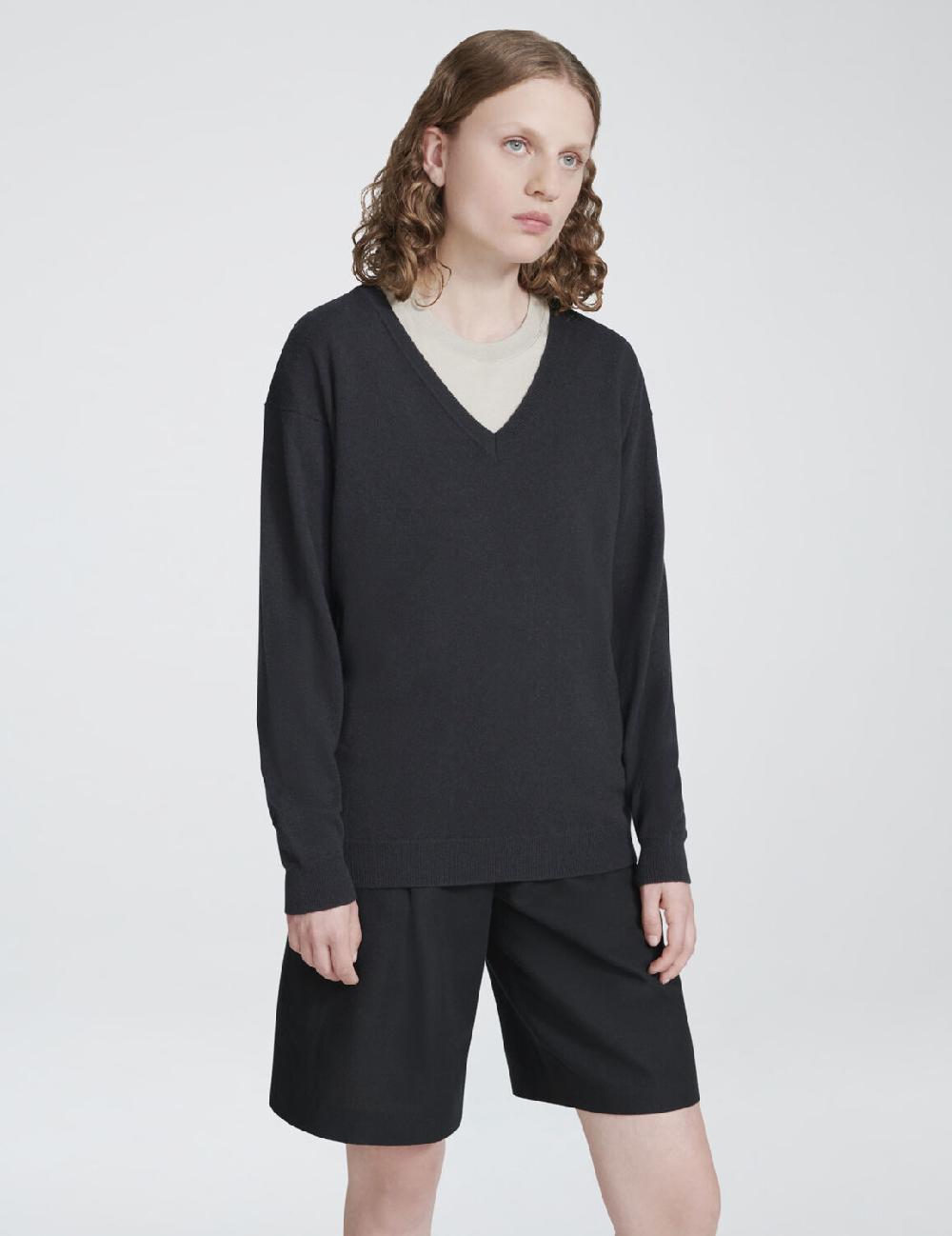 handvaerk Superfine Merino Wool V-Neck Sweater