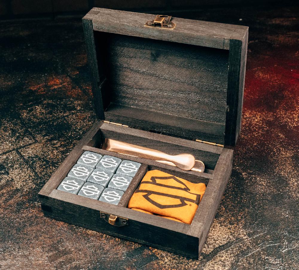 Harley Open Bar & Shield Stone Ice Cube Travel Set
