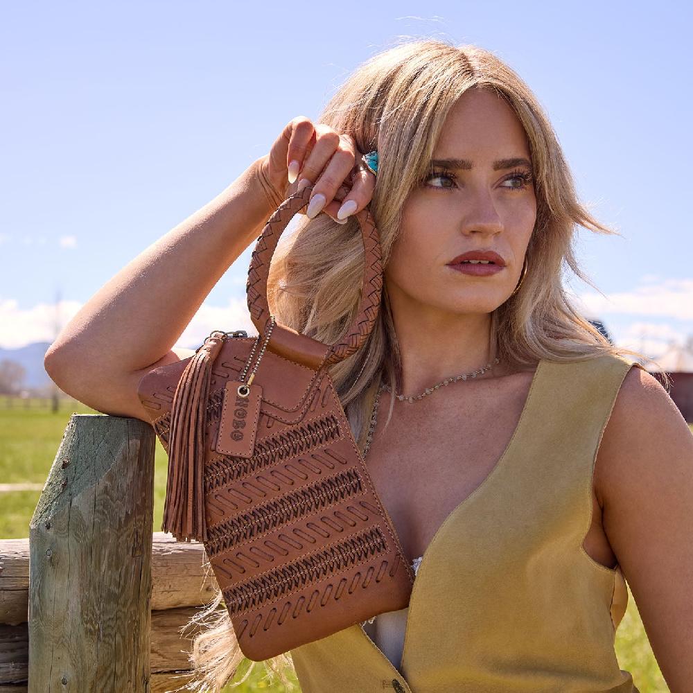 Hobo Sable Wristlet Washed Leather| Harvest Wheat