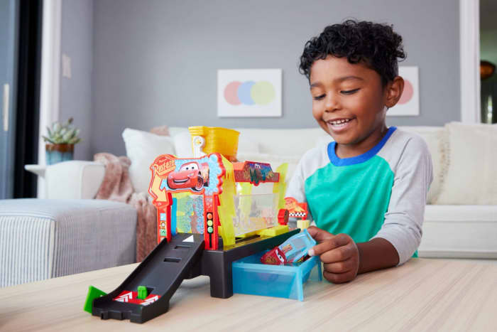 hot wheels Disney And Pixar Cars Color Changers Race Ready Car Wash Playset & Color Changing Lightning Mcqueen