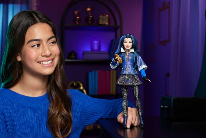 hot wheels Disney Descendants EVie Isle Of The Lost Anniversary Doll With Movie-inspired Outfit & Accessory