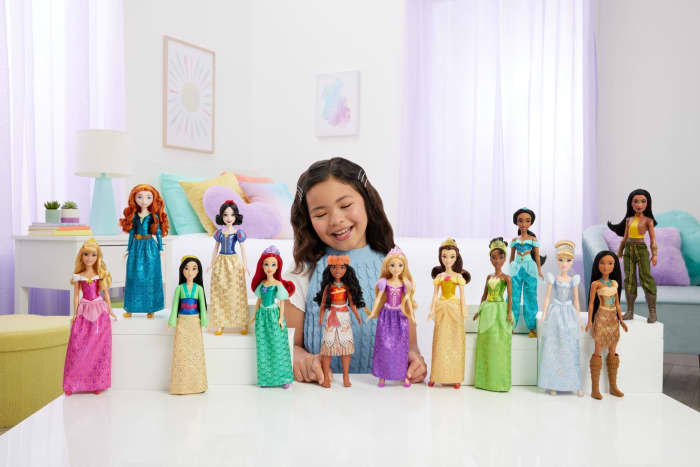 hot wheels Disney Princess Ultimate Princess Collection With 13 Fashion Dolls in Sparkling Outfits & Accessories