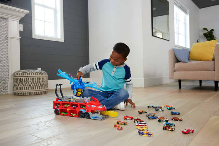 hot wheels Hot Wheels City Hot Wheels Ultimate Dual Dragon Transporter & 2 1:64 Scale Toy Cars