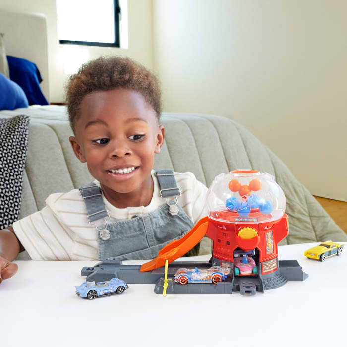 hot wheels Hot Wheels Downtown Candy Shop Playset & 1:64 Scale Die-Cast Toy Car Speed Snap Track