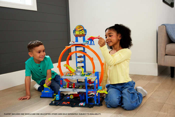hot wheels Hot Wheels MEGA Loop Garage Playset With 1 Die-Cast Toy Car & 1 Toy Helicopter in 1:64 Scale